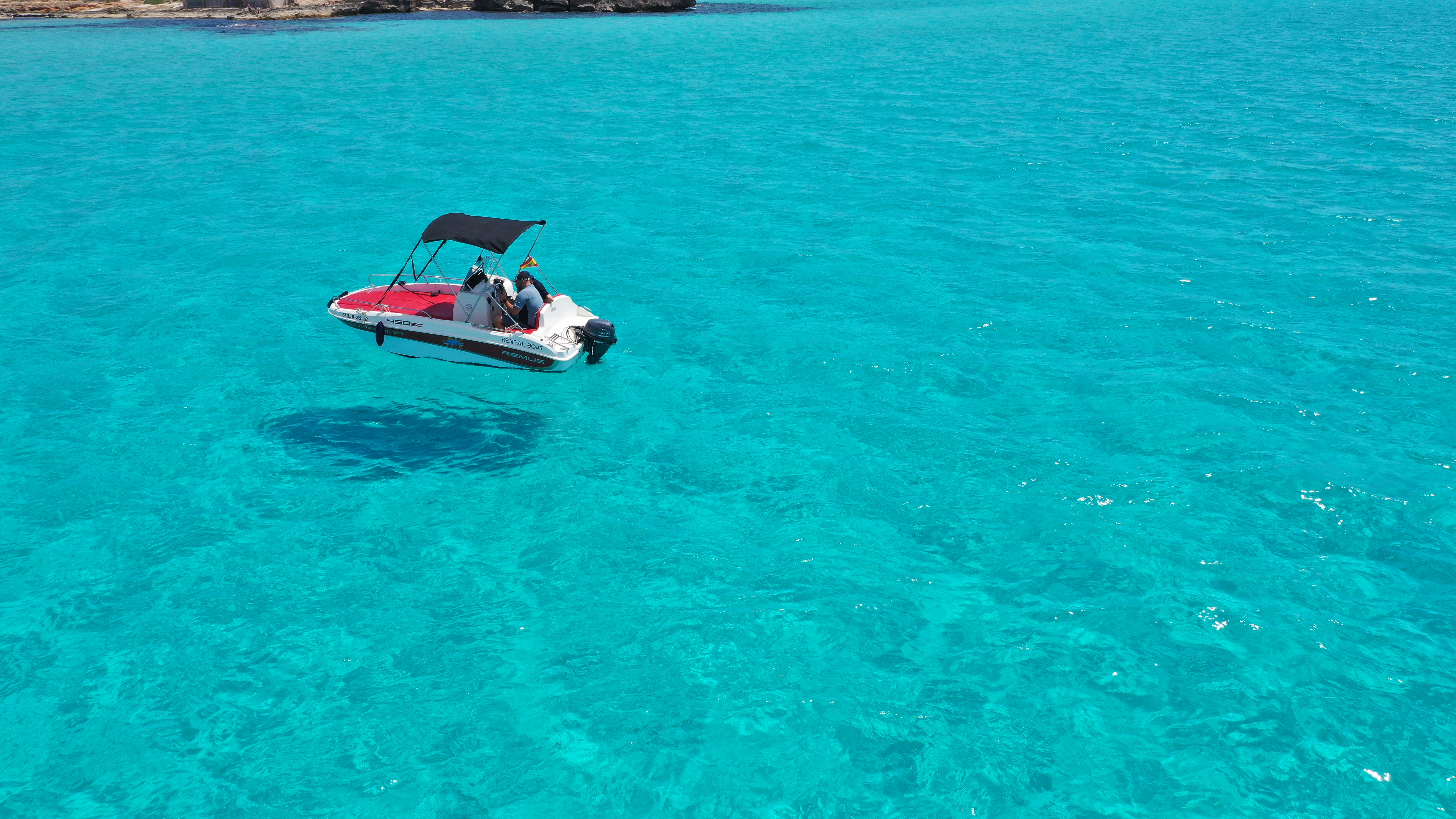 Barco en aguas turquesas de Mallorca